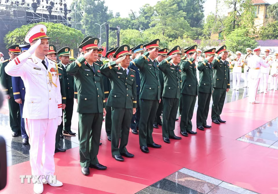 c132b36e61573baf0aa24dfd57111e811a4b44265e78-_ttxvn-lanh-dao-dang-nha-nuoc-dang-huong-tuong-niem-cac-anh-hung-liet-sy-8.jpg.avif
