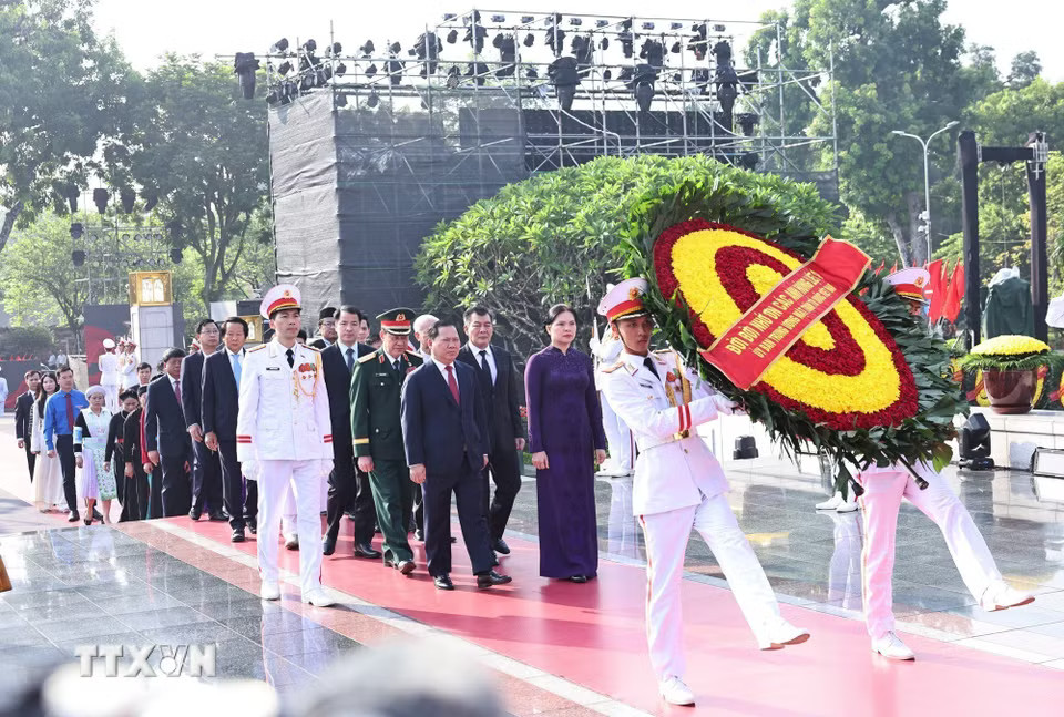c39ab838003baf0aa24dfd57111e811a4b44265e78-_ttxvn-lanh-dao-dang-nha-nuoc-dang-huong-tuong-niem-cac-anh-hung-liet-sy-6.jpg.avif
