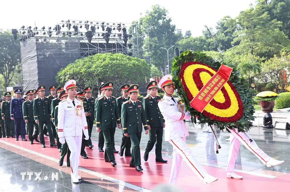 c8d90cae4b3baf0aa24dfd57111e811a4b44265e78-_ttxvn-lanh-dao-dang-nha-nuoc-dang-huong-tuong-niem-cac-anh-hung-liet-sy-7.jpg.avif