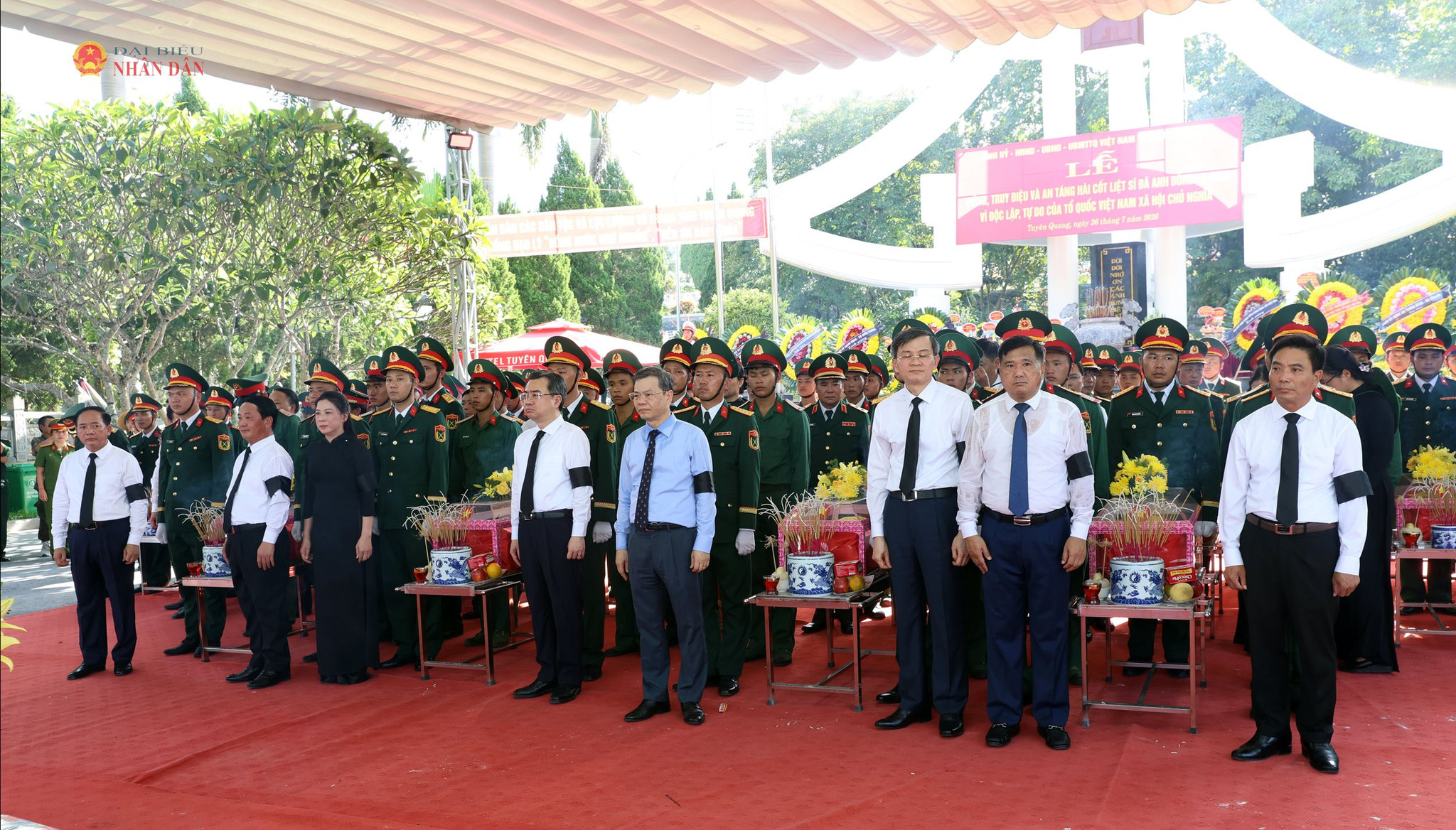 Các đại biểu thực hiện đưa hài cốt các anh hùng liệt sĩ về nơi an nghỉ tại Nghĩa trang Liệt sĩ Quốc gia Vị Xuyên