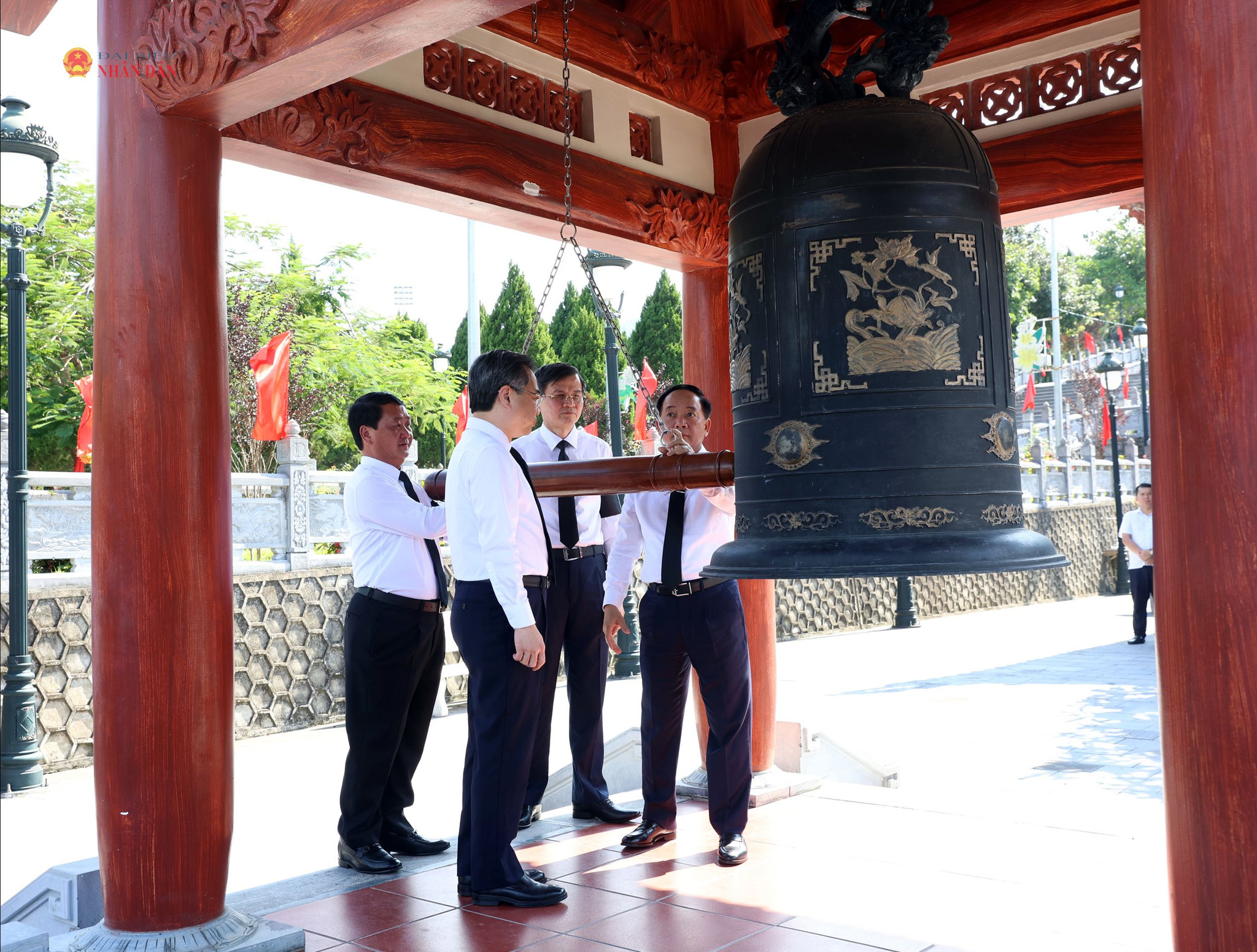 Các đại biểu thực hiện nghi thức thỉnh chuông tưởng niệm các anh hùng liệt sĩ