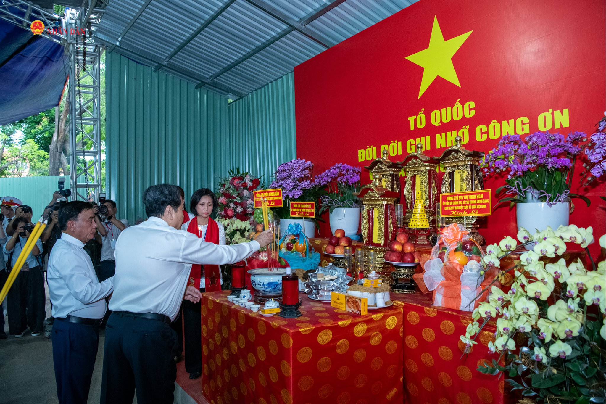 Chủ tịch Quốc hội Trần Thanh Mẫn, Thường trực Ban Bí thư Trần Cẩm Tú dâng hương tưởng niệm các Anh hùng liệt sĩ tại khu vực tìm kiếm, quy tập hài cốt liệt sĩ.