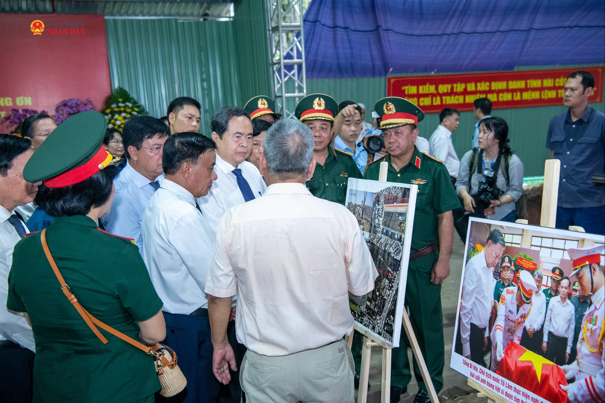 Chủ tịch Quốc hội Trần Thanh Mẫn nghe báo cáo công tác tìm kiếm, quy tập hài cốt các Anh hùng liệt sĩ tại công viên Lê Thị Riêng.