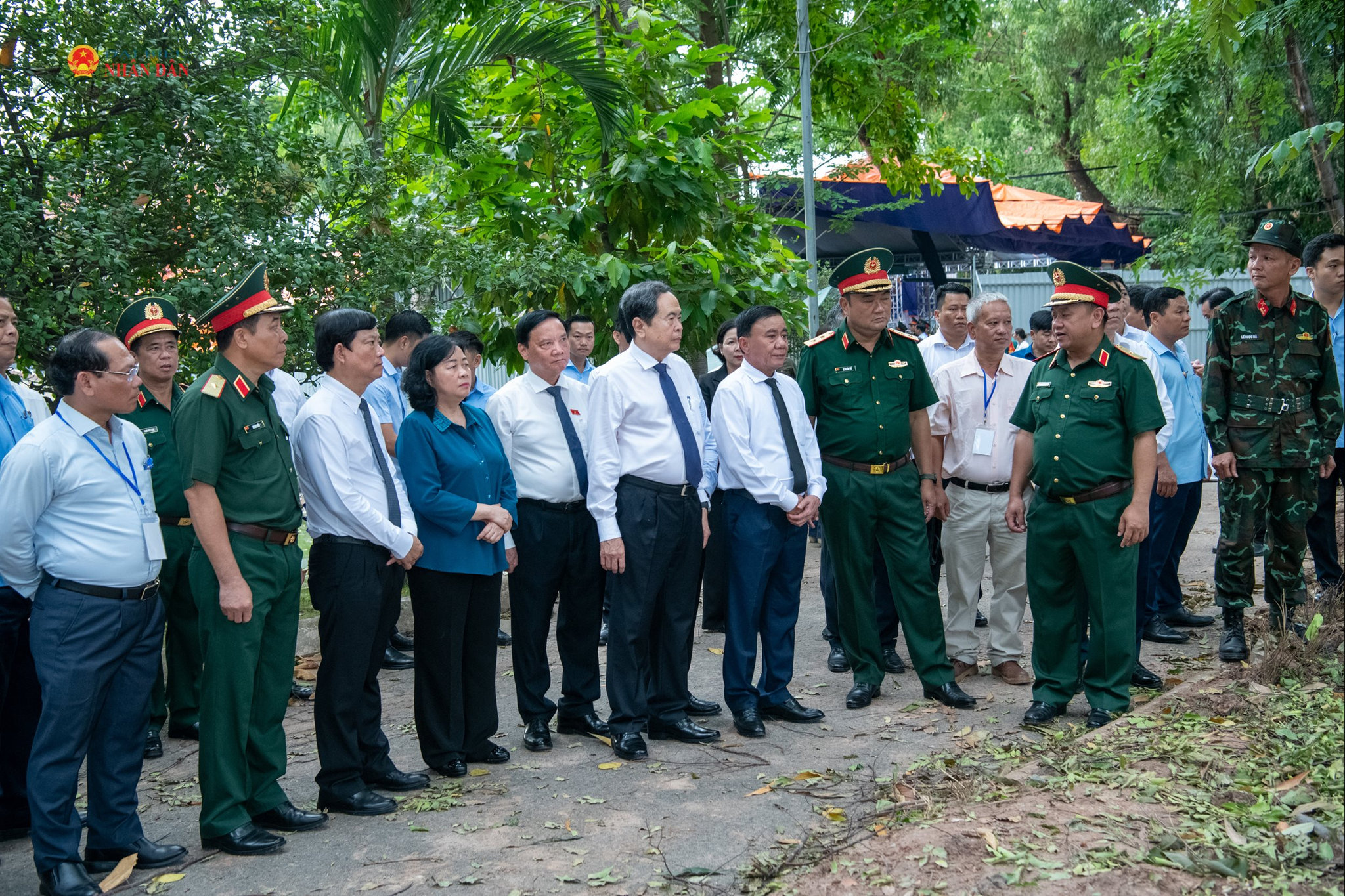 Chủ tịch Quốc hội Trần Thanh Mẫn nghe báo cáo công tác tìm kiếm, quy tập hài cốt các Anh hùng liệt sĩ tại công viên Lê Thị Riêng.
