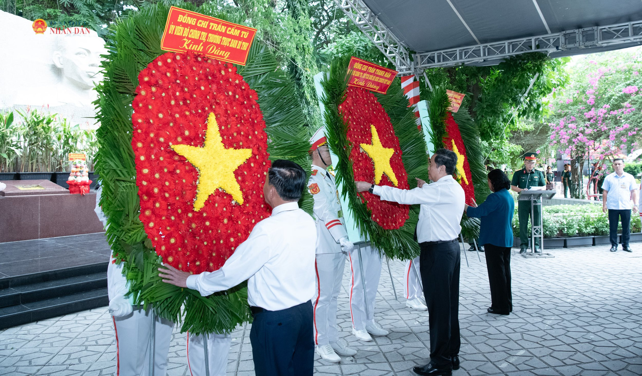 Chủ tịch Quốc hội Trần Thanh Mẫn, Thường trực Ban Bí thư Trần Cẩm Tú, Chủ tịch Ủy ban Trung ương MTTQ Việt Nam Bùi Thị Minh Hoài dâng hoa tưởng niệm cố Tổng Bí thư Trần Phú.