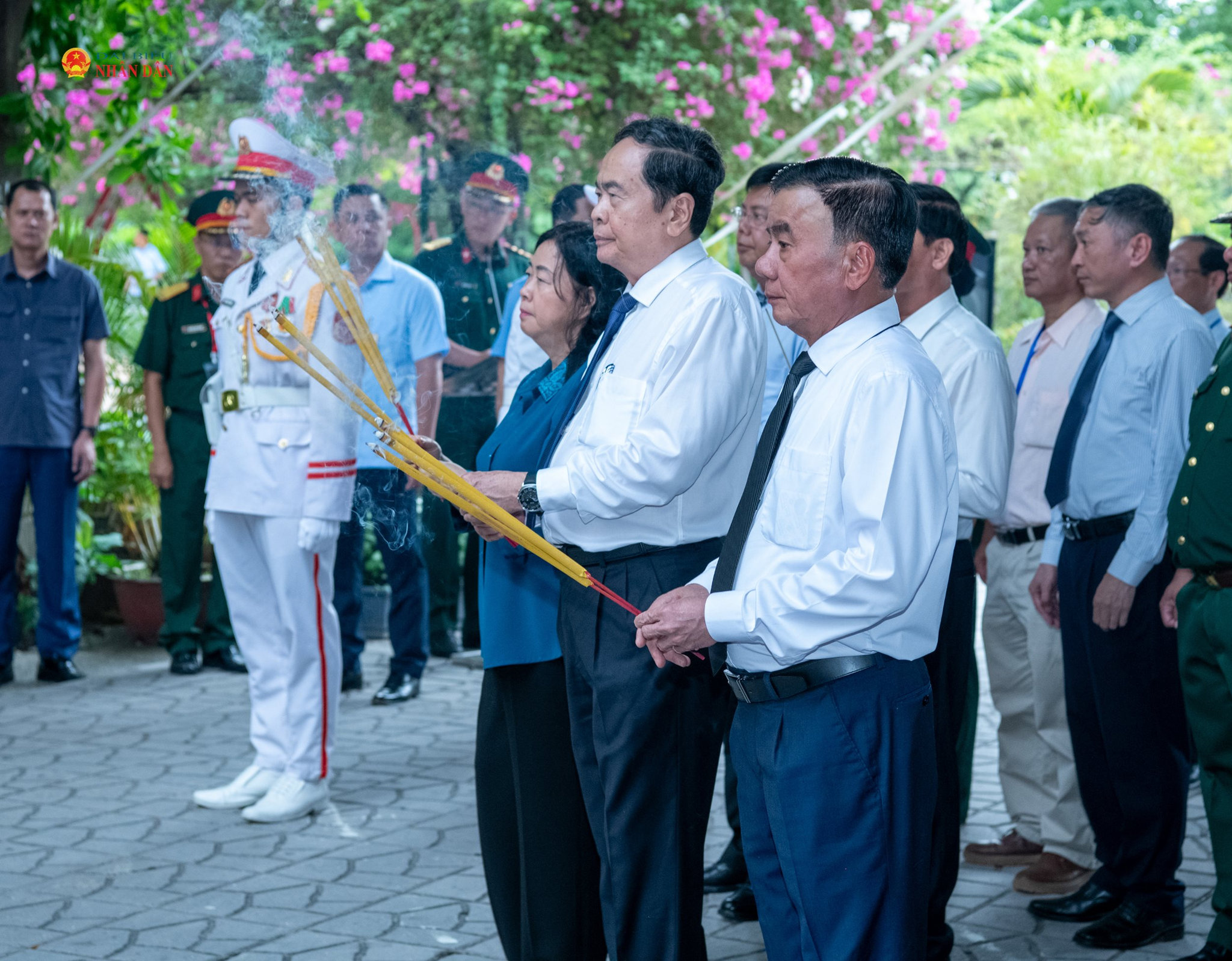 Chủ tịch Quốc hội Trần Thanh Mẫn, Thường trực Ban Bí thư Trần Cẩm Tú và các đại biểu dâng hương tưởng niệm cố Tổng Bí thư Trần Phú.