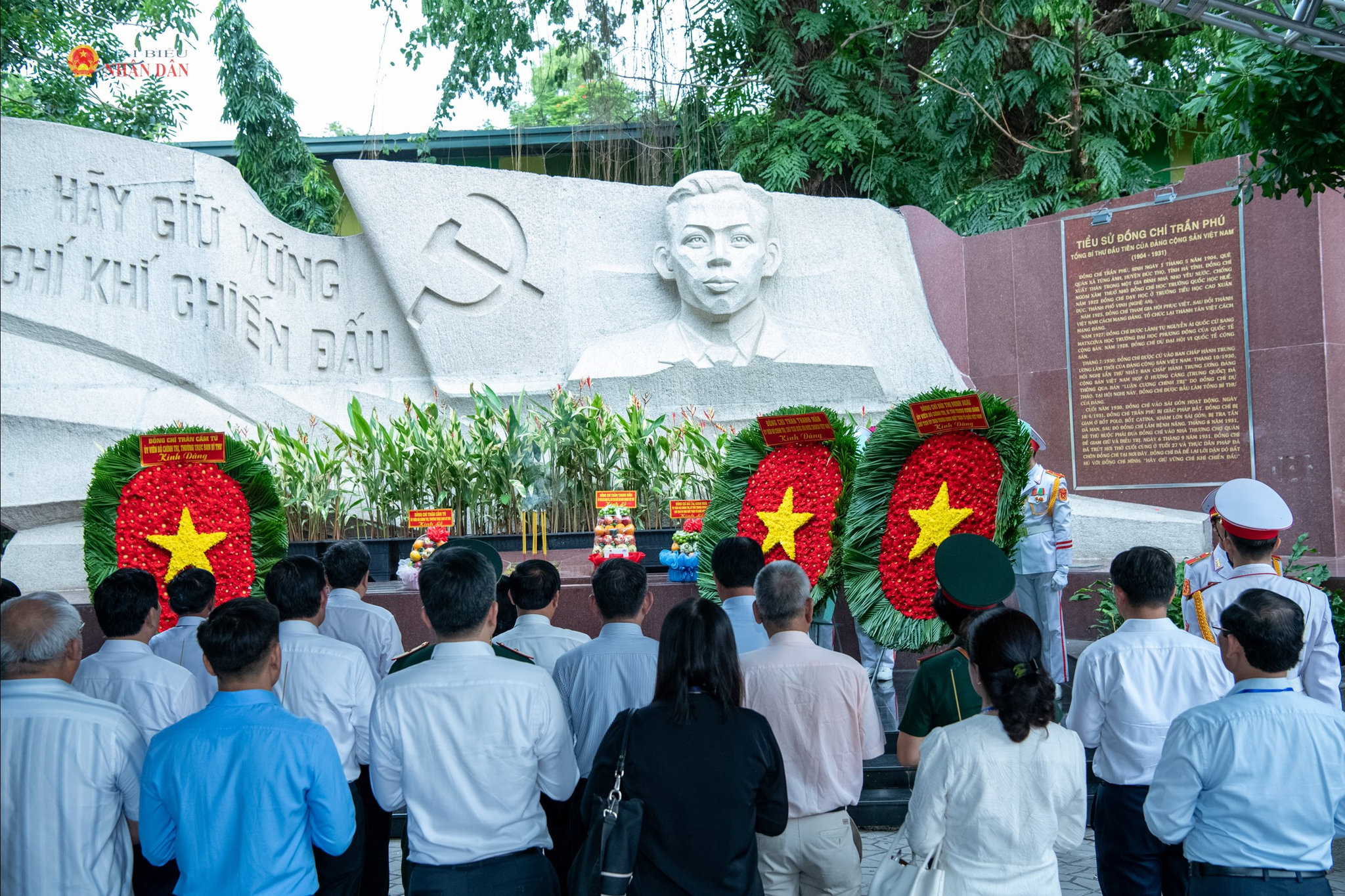 Các đại biểu dâng hương, dâng hoa tại tượng đài cố Tổng Bí thư Trần Phú.