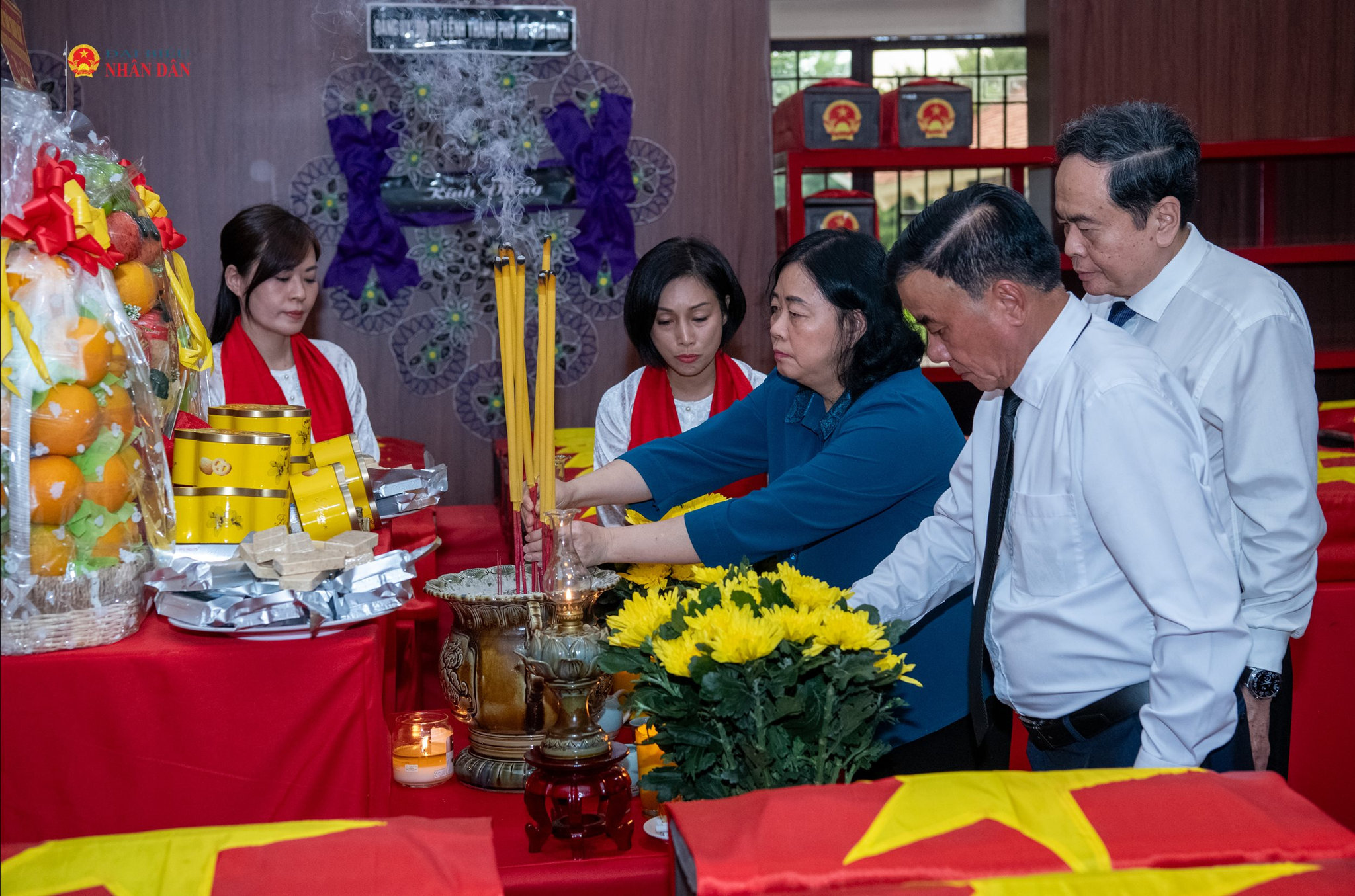 Chủ tịch Ủy ban Trung ương MTTQ Việt Nam Bùi Thị Minh Hoài dâng hương tại Nhà quàn hài cốt liệt sĩ.