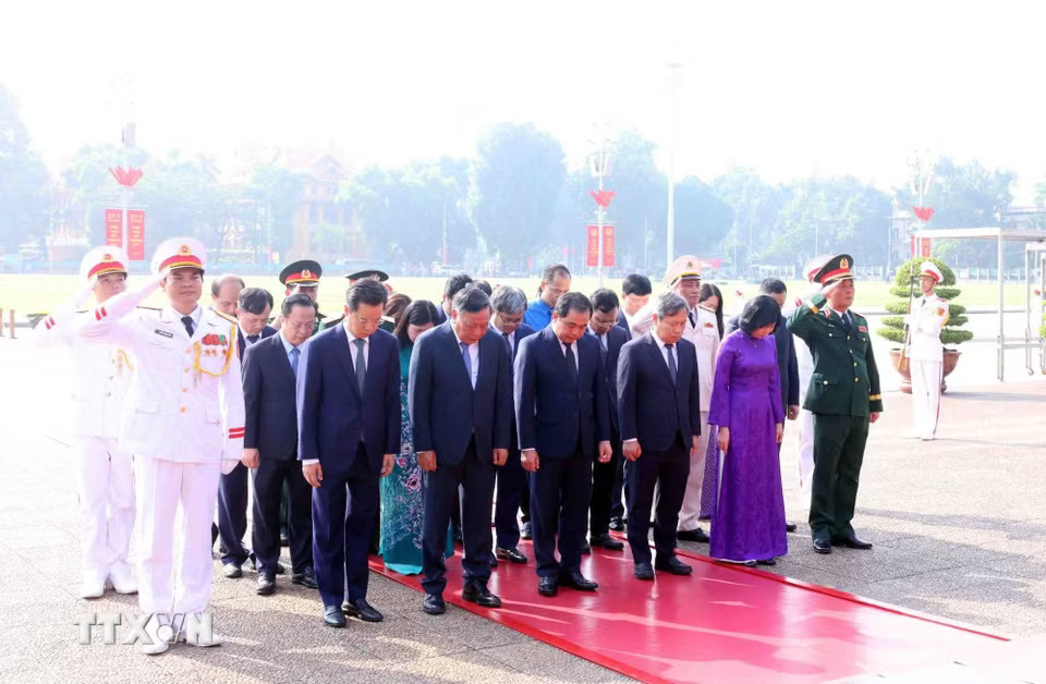 e3afe8132f826068f3e7785d10473f09d6db21c1e3a5-_ttxvn-lanh-dao-dang-nha-nuoc-vao-lang-vieng-chu-tich-ho-chi-minh-7.jpg.avif