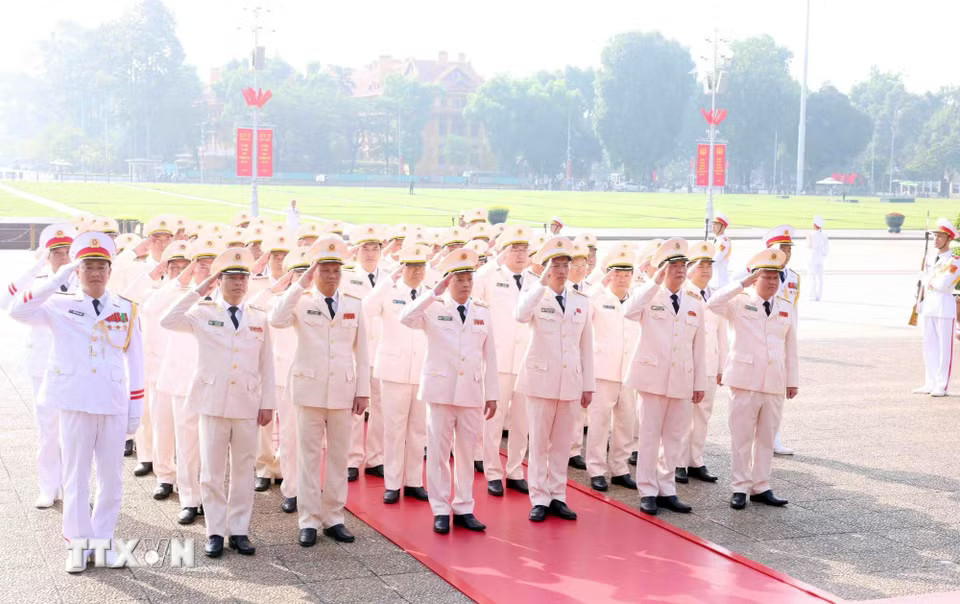 e3afe8132f8287d911df0f81cec2ce80dde4199fa2be-_ttxvn-lanh-dao-dang-nha-nuoc-vao-lang-vieng-chu-tich-ho-chi-minh-6.jpg.avif