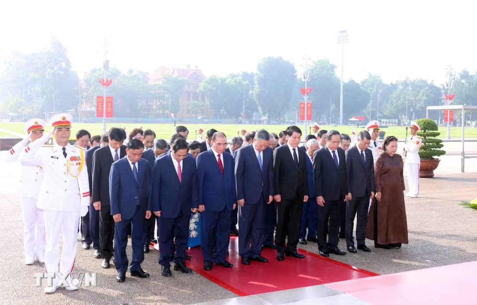 e3afe8132f82b0597c4832c2a2860a9b6fe0589b2a5c-_ttxvn-lanh-dao-dang-nha-nuoc-vao-lang-vieng-chu-tich-ho-chi-minh-2.jpg.avif