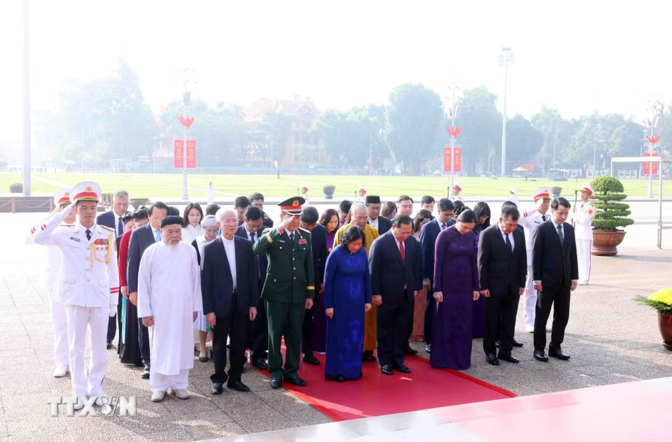 e3afe8132f82b85bfafb7e3f7f803b40a02d228fee70-_ttxvn-lanh-dao-dang-nha-nuoc-vao-lang-vieng-chu-tich-ho-chi-minh-3.jpg.avif