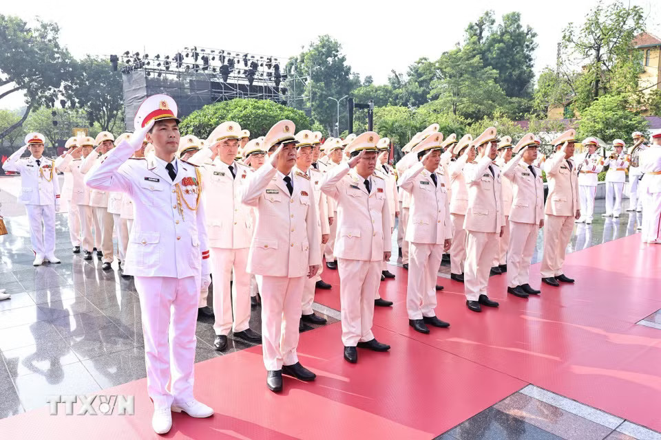 e41d186f2813baf0aa24dfd57111e811a4b44265e78-_ttxvn-lanh-dao-dang-nha-nuoc-dang-huong-tuong-niem-cac-anh-hung-liet-sy-4.jpg.avif