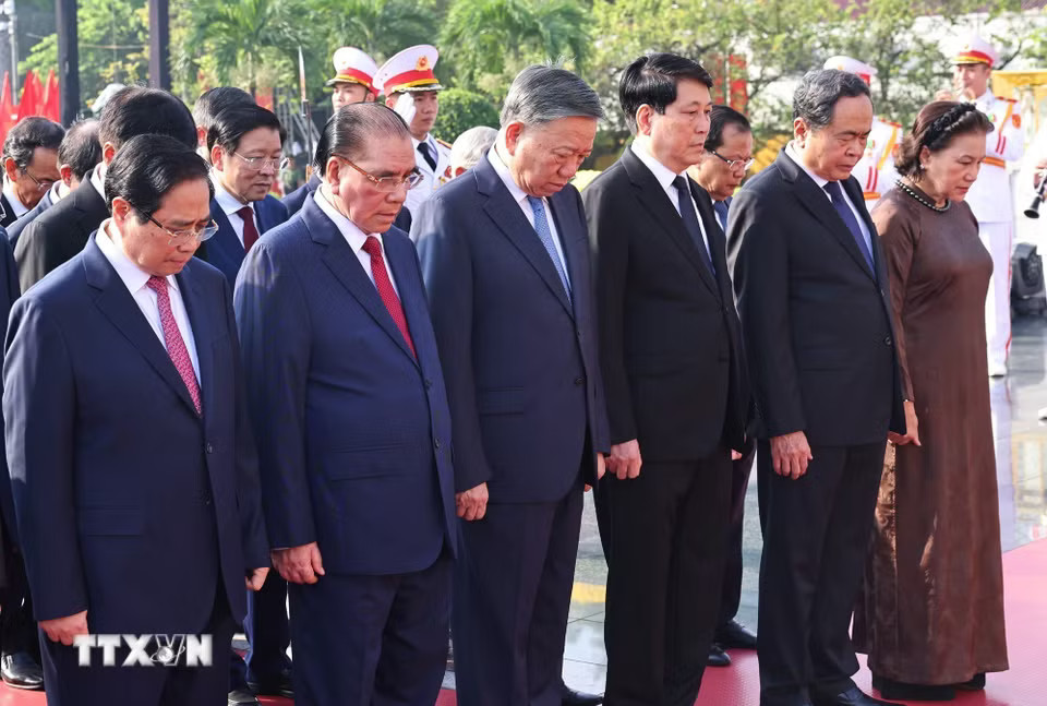 fccb9bf1da93baf0aa24dfd57111e811a4b44265e78-_ttxvn-lanh-dao-dang-nha-nuoc-dang-huong-tuong-niem-cac-anh-hung-liet-sy-9.jpg.avif