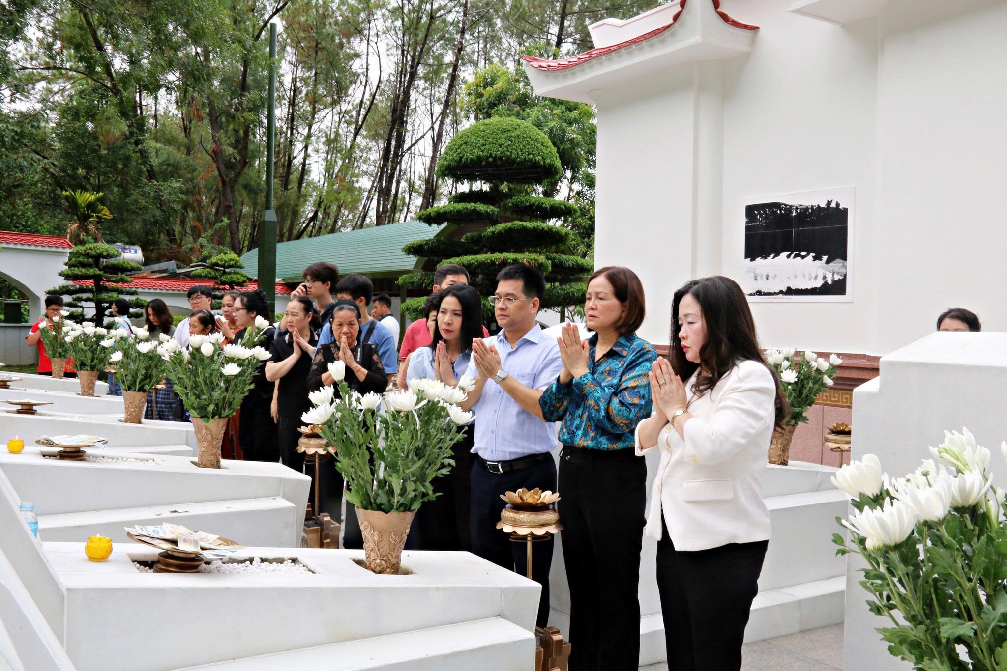 Đoàn công tác Báo Đại biểu Nhân dân dâng hương tại khu mộ 10 nữ liệt sĩ TNXP Ngã ba Đồng Lộc.