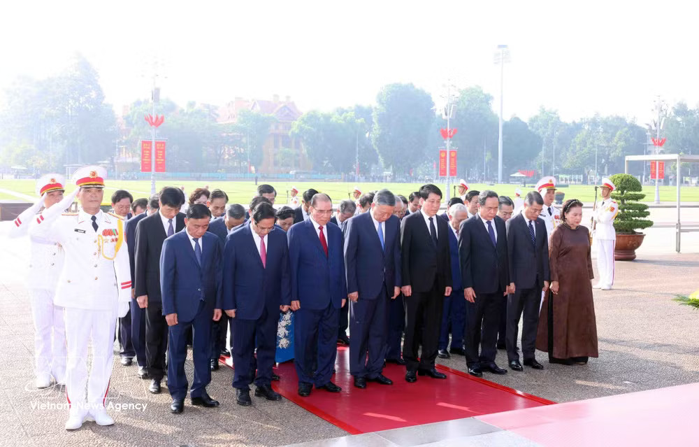 Incumbent and former leaders of the Party and the State pay tribute to late President Ho Chi Minh. (Photo: VNA) vnanet-ho-chi-minh.jpg