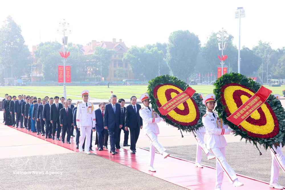 Incumbent and former leaders of the Party and the State pay homage to President Ho Chi Minh at the late leader's mausoleum. (Photo: VNA) vnanet-president.jpg