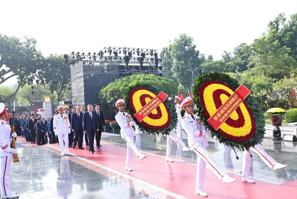 Incumbent and former leaders of the Party and the State pay tribute to fallen soldiers at the Monument to Heroic Martyrs on Bac Son street in Hanoi. (Photo: VNA) vnanet-martyrs.jpg