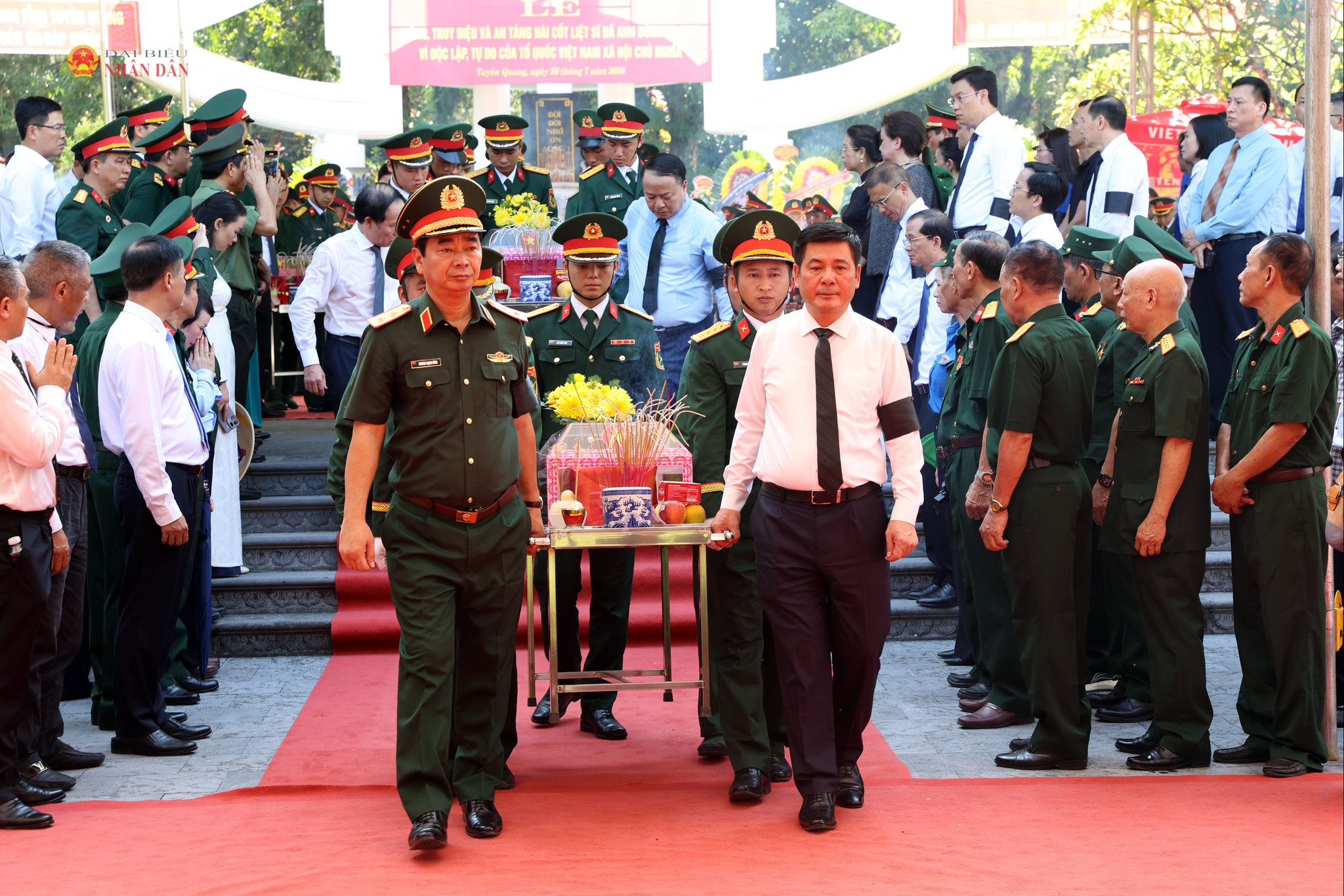 Phó Chủ tịch Quốc hội Nguyễn Hồng Diên đưa hài cốt các anh hùng liệt sĩ về nơi an nghỉ tại Nghĩa trang Liệt sĩ Quốc gia Vị Xuyên