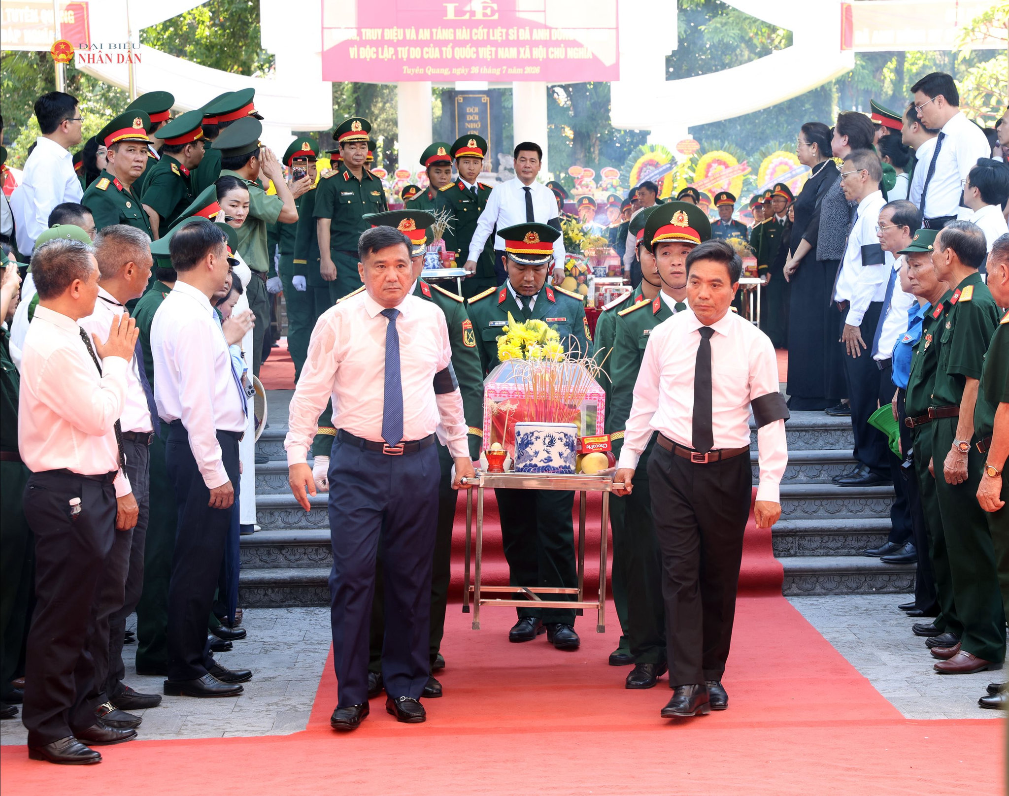 Phó Chủ tịch Quốc hội, Thượng tướng Nguyễn Doãn Anh đưa hài cốt các anh hùng liệt sĩ về nơi an nghỉ tại Nghĩa trang Liệt sĩ Quốc gia Vị Xuyên