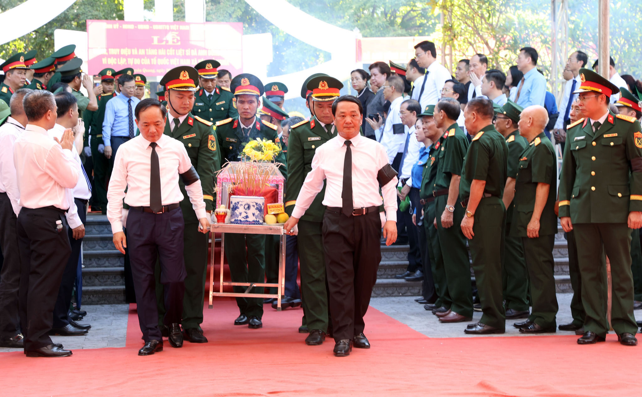 Ủy viên Bộ Chính trị, Bí thư Trung ương Đảng, Trưởng ban Tuyên giáo và Dân vận Trung ương Trịnh Văn Quyết đưa hài cốt các anh hùng liệt sĩ về nơi an nghỉ tại Nghĩa trang Liệt sĩ Quốc gia Vị Xuyên