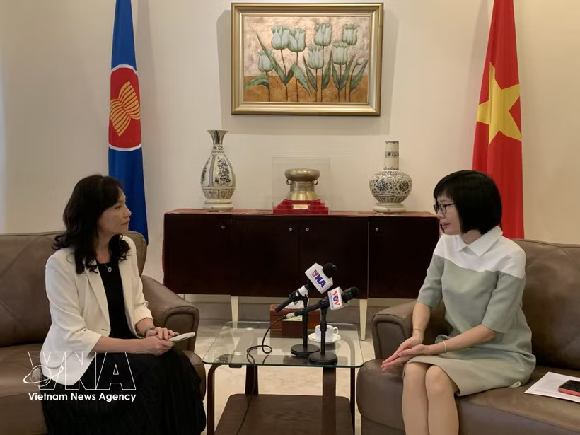 Ambassador Ton Thi Ngoc Huong (right), Permanent Representative of Vietnam to ASEAN, grants an interview to the Vietnam News Agency. (Photo: VNA)