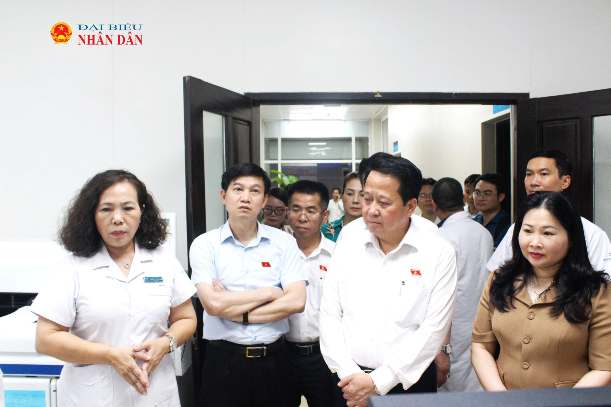 doan-giam-sat-den-khao-sat-tai-benh-vien-da-khoa-so-1-tinh-lao-cai(1).jpg