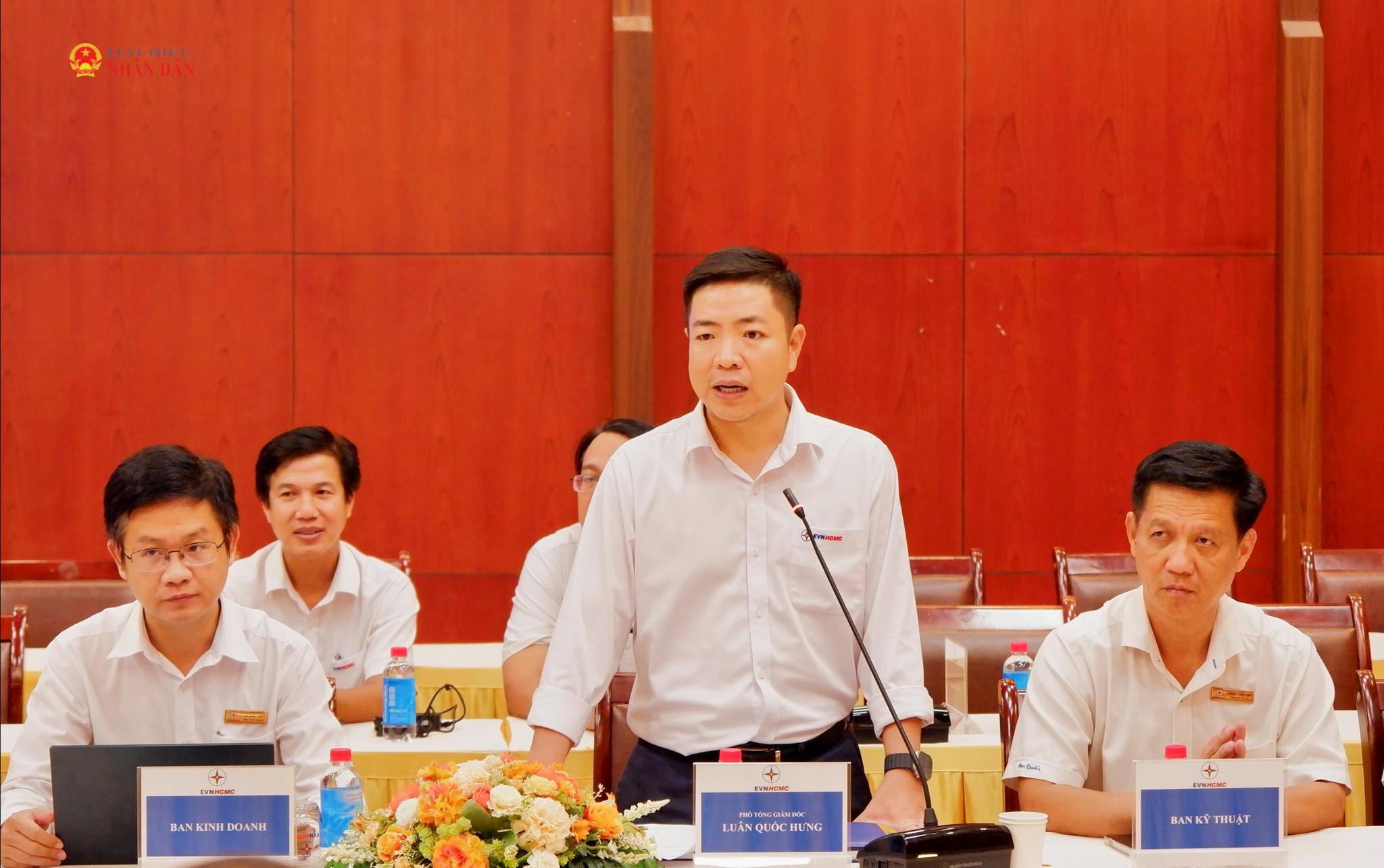 Phó Tổng giám đốc EVNHCMC Luân Quốc Hưng báo cáo tại cuộc làm việc. Ảnh: Hoa Lê