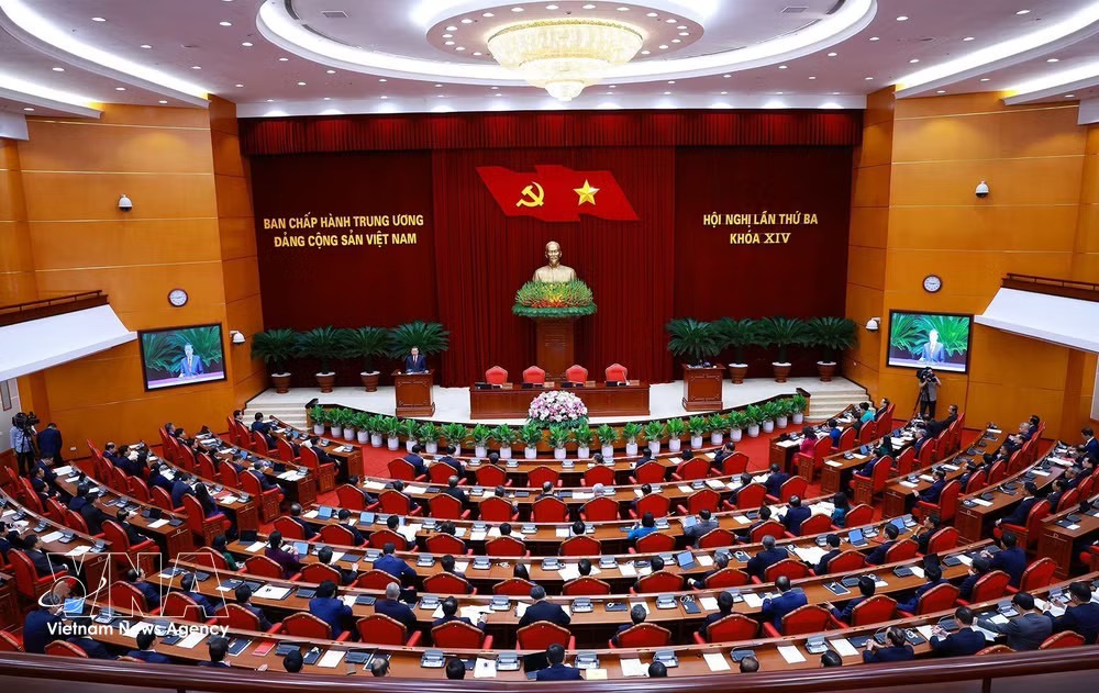 At the closing ceremony of the third meeting of the 14th Party Central Committee. (Photo: VNA) vnanet-potal-be-mac-hoi-nghi-ban-chap-hanh-trung-uong-dang-lan-thu-3-khoa-xiv-8909903.jpg