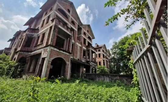 Villas left unoccupied for years. (Photo: diendandoanhnghiep.vn)