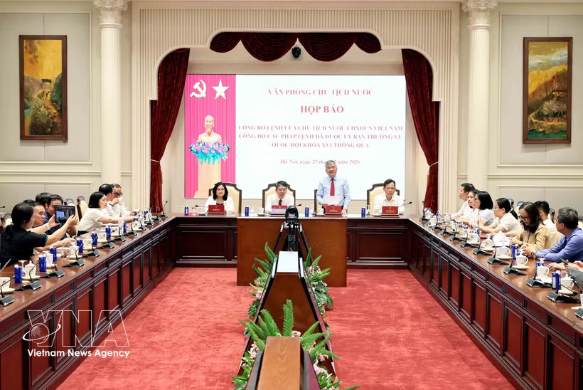 At the press conference announcing the State President's order promulgating three ordinances recently adopted by the National Assembly Standing Committee (Photo: VNA)