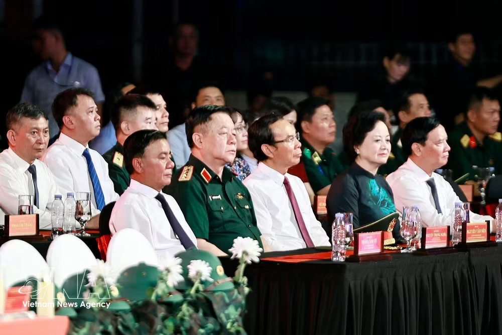 Politburo member, Permanent member of the Party Central Committee's Secretariat Tran Cam Tu (first, left) attends the programme at Le Thi Rieng Park in Ho Chi Minh City. (Photo: VNA) vnanet-tu.jpg