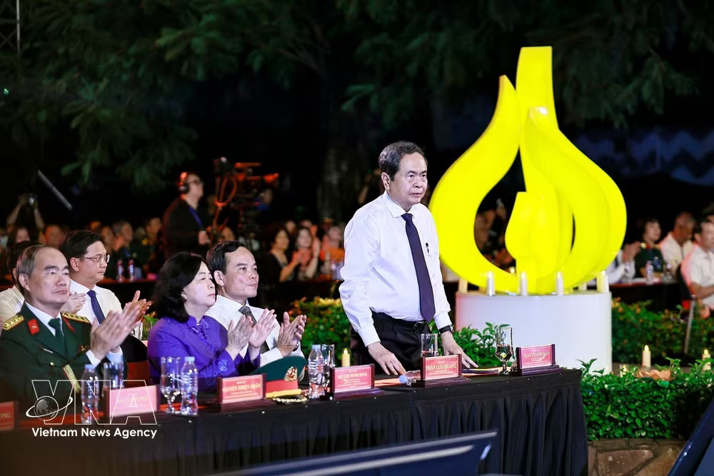 Politburo member, National Assembly Chairman Tran Thanh Man (standing) attends the programme at Le Thi Rieng Park in Ho Chi Minh City. (Photo: VNA) vnanet-man.jpg