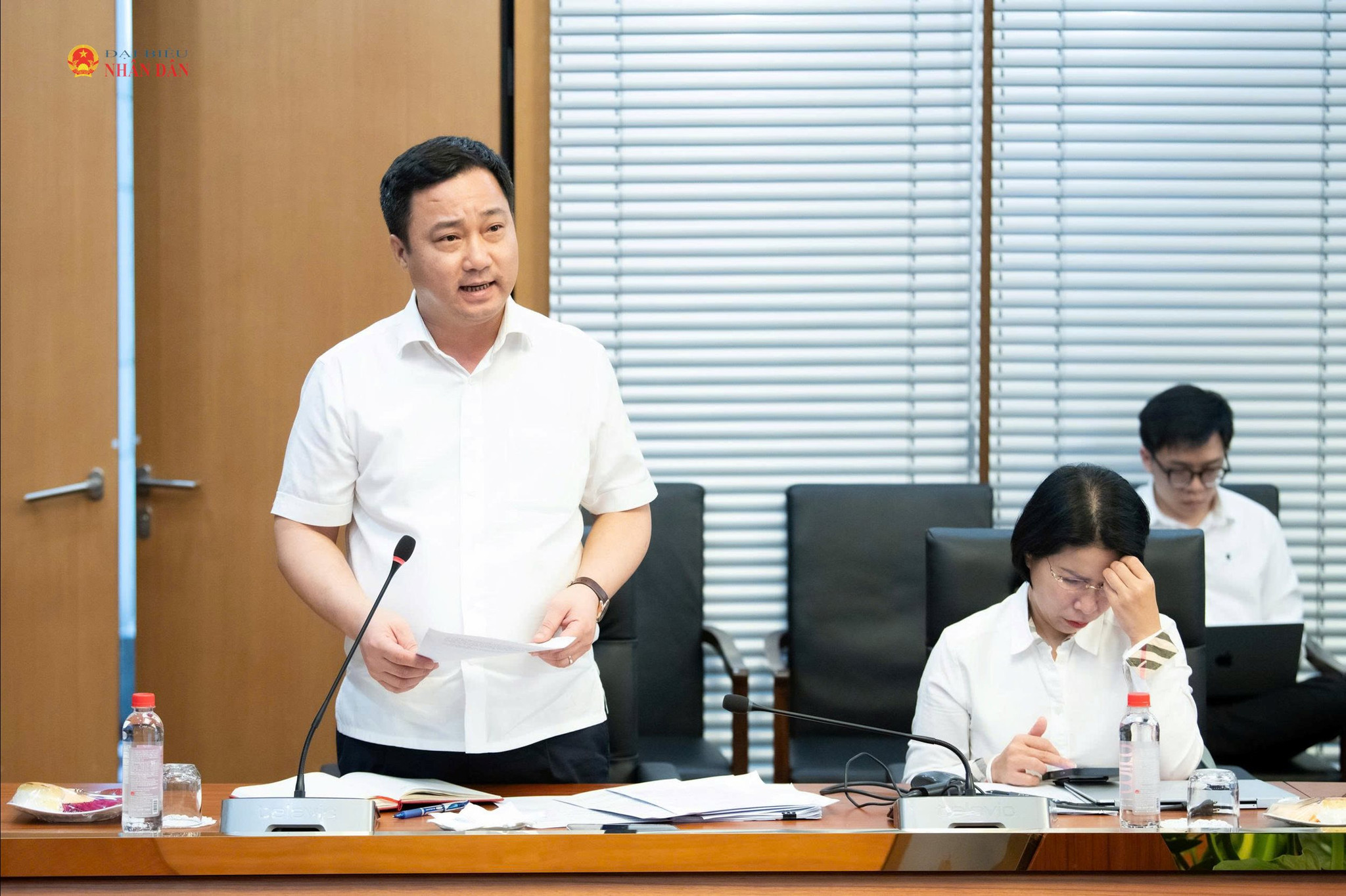 Phó Chủ nhiệm Ủy ban Dân nguyện và Giám sát Cao Mạnh Linh báo cáo