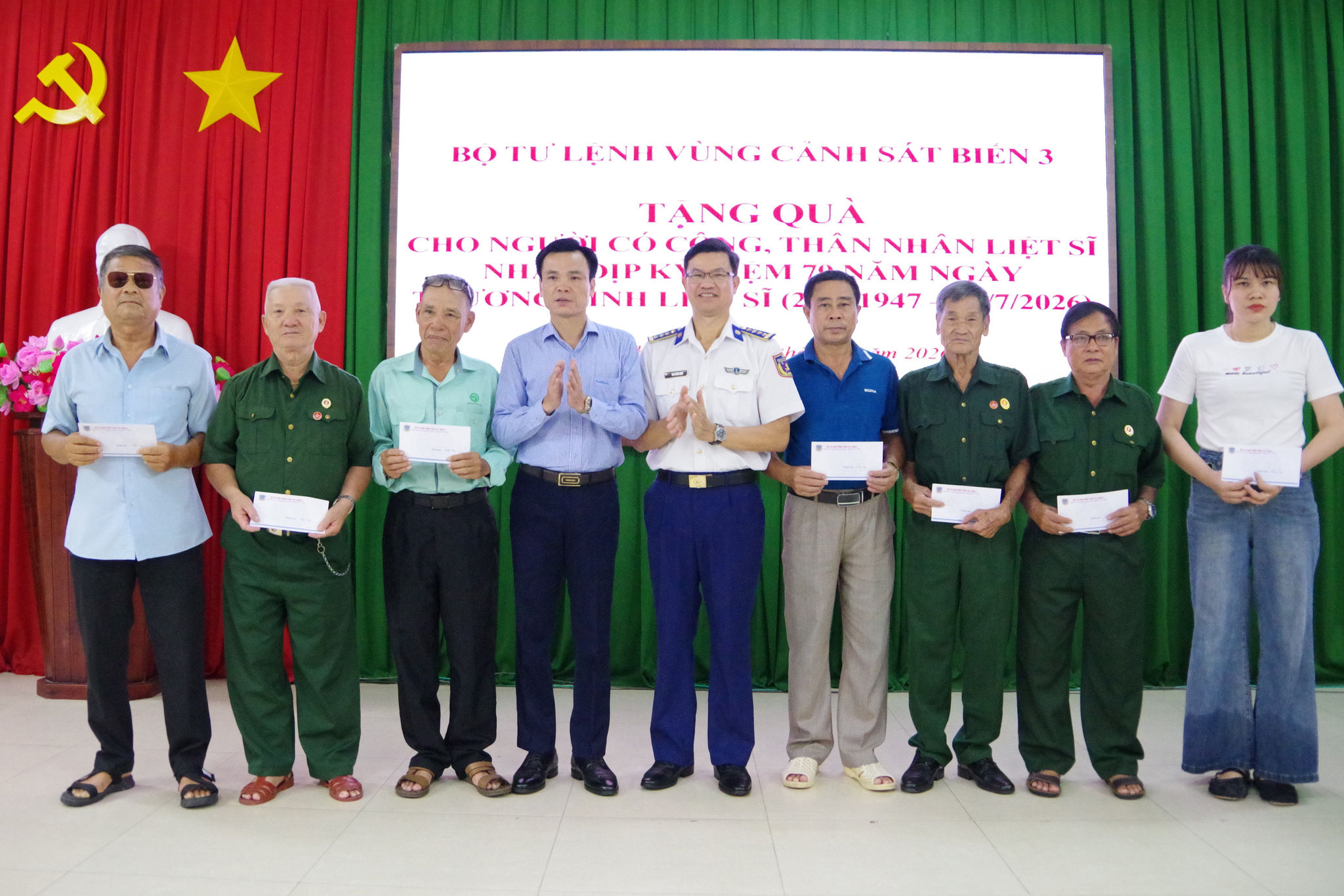 Vùng Cảnh sát biển 3 tổ chức nhiều hoạt động tri ân Ngày Thương binh - Liệt sĩ Tặng quà gia đình liệt sĩ, thương binh, người có công tại phường Phước Thắng Thành phố Hồ Chí Minh