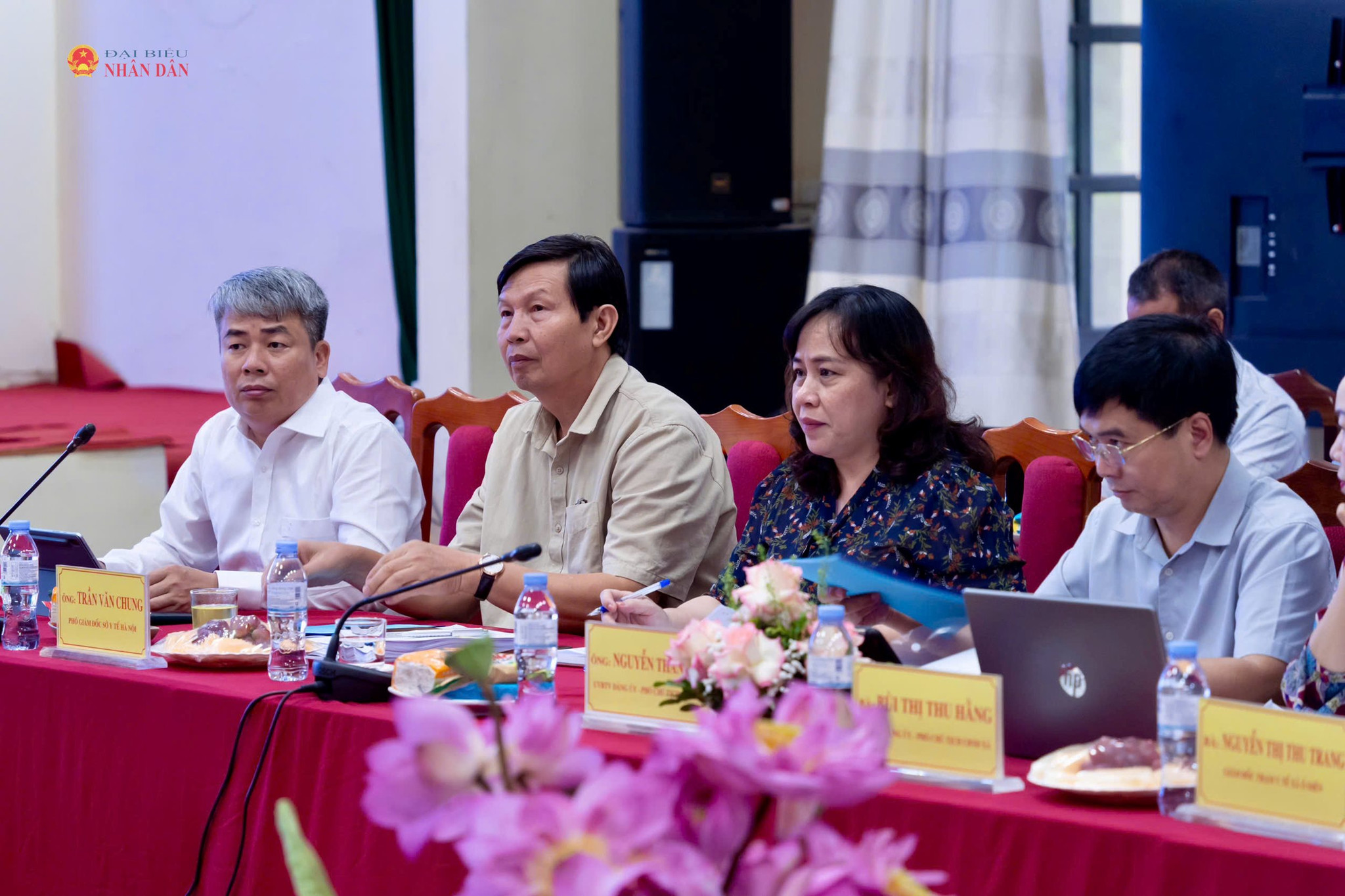 Các đại biểu tham dự cuộc làm việc với xã Ô Diên