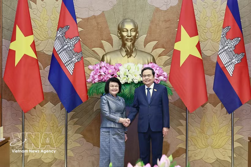 National Assembly Chairman Tran Thanh Man (R) welcomes President of the National Assembly of Cambodia Samdech Khuon Sudary in Hanoi on July 28. (Photo: VNA)