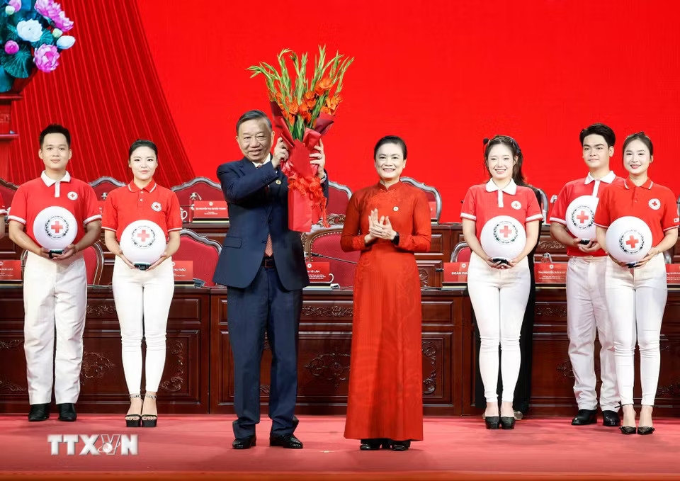 d1871dd6a8121cb6270552a37c6-_ttxvn-khai-mac-trong-the-dai-hoi-dai-bieu-toan-quoc-hoi-chu-thap-do-viet-nam-lan-thu-xii-1.jpg.avif