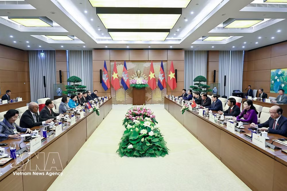 vnanet-potal-chu-tich-quoc-hoi-tran-thanh-man-don-va-hoi-dam-voi-chu-tich-quoc-hoi-campuchia-8917188.jpg