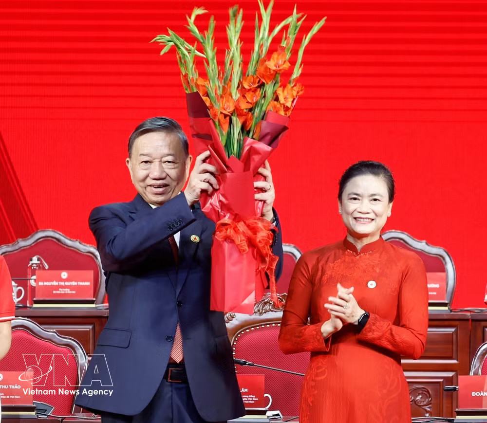 Party General Secretary and State President To Lam (L) becomes Honorary President of the Vietnam Red Cross Society. (Photo: VNA) vnanet-potal-tong-bi-thu-chu-tich-nuoc-du-dai-hoi-dai-bieu-toan-quoc-hoi-chu-thap-do-viet-nam-lan-thu-xii-8917006.jpg