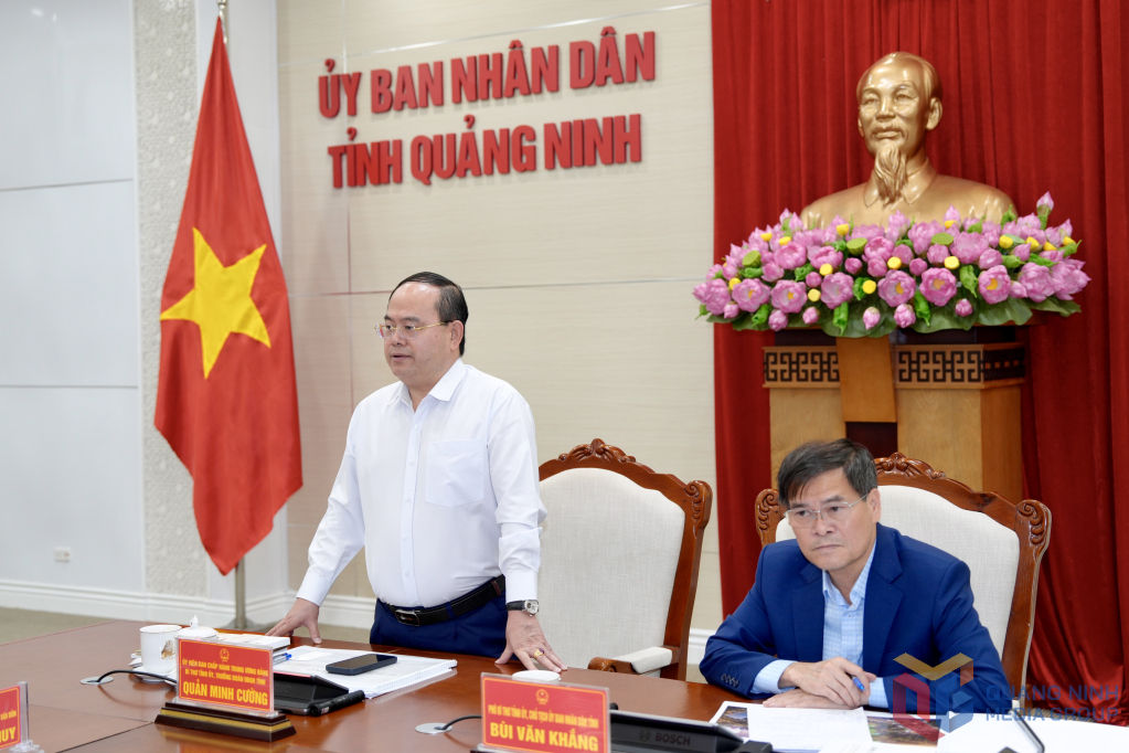 Đồng chí Quản Minh Cường, Ủy viên Trung ương Đảng, Bí thư Tỉnh ủy, Trưởng Đoàn ĐBQH tỉnh phát biểu tại cuộc họp.