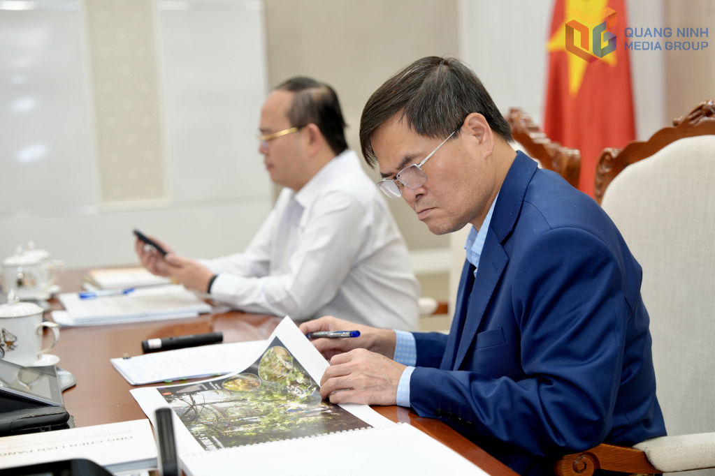 Đồng chí Bùi Văn Khắng, Chủ tịch UBND tỉnh nghiên cứu đề xuất đầu tư dự án.