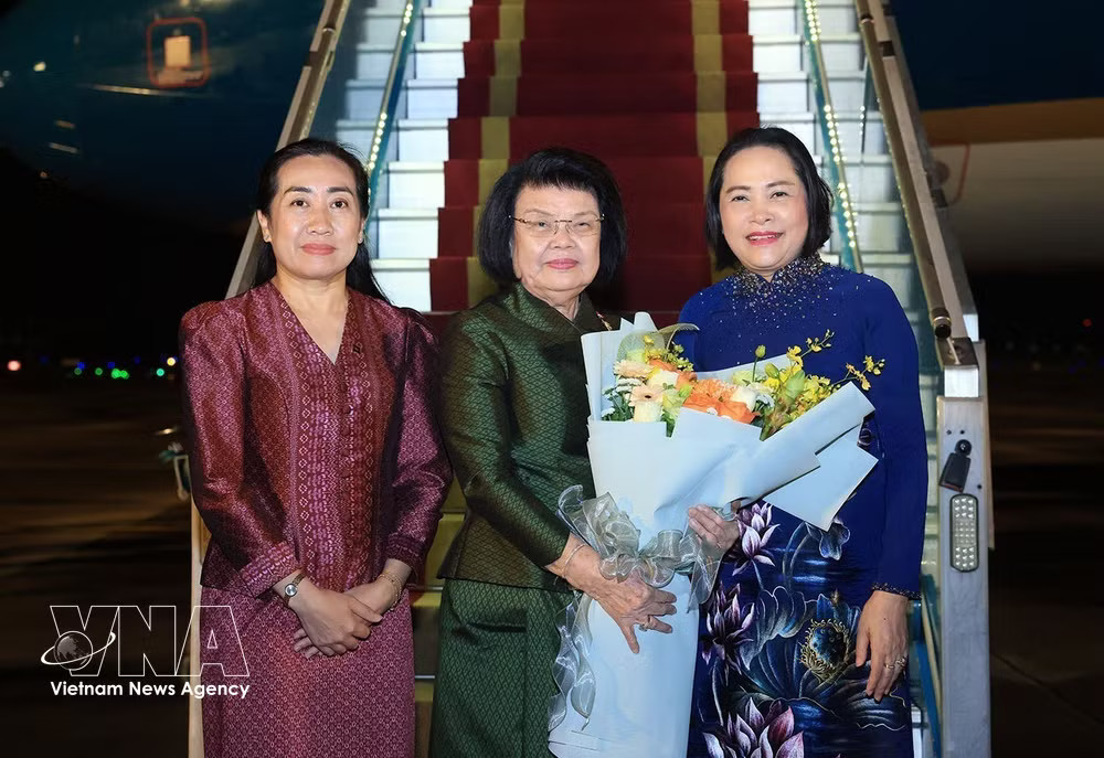 National Assembly Vice Chairwoman Nguyen Thi Thanh welcomes Cambodian National Assembly President Samdech Khuon Sudary at Noi Bai International Airport. Photo: VNA vnanet-na.jpg