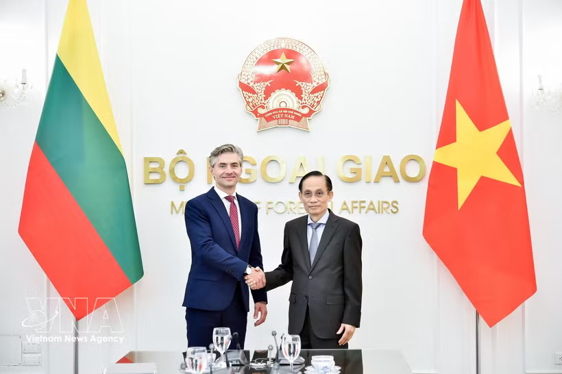 Vietnamese Minister of Foreign Affairs Le Hoai Trung (R) and Lithuanian Minister of Foreign Affairs Kestutis Budrys. (Photo: VNA)