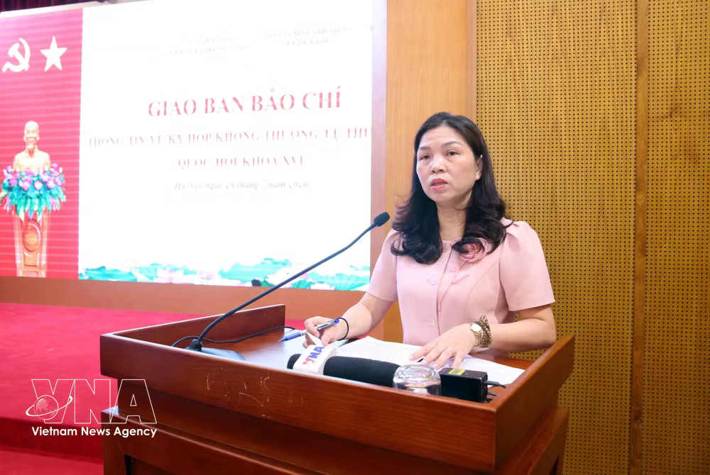 Hoang Thi Lan Nhung, Director of the Information Department under the NA Office, provides information on the first extraordinary session of the 16th National Assembly. (Photo: VNA) vnanet-bao-chi-2.jpg