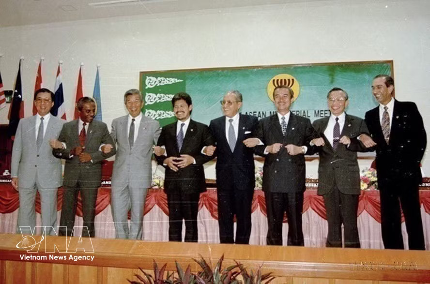 Foreign Minister Nguyen Manh Cam (second from right), the ASEAN Secretary-General and ASEAN foreign ministers at the ceremony admitting Vietnam as the seventh official member of the bloc in Bandar Seri Begawan, Brunei, on July 28, 1995. (Photo: VNA) vnanet-tl2.jpg