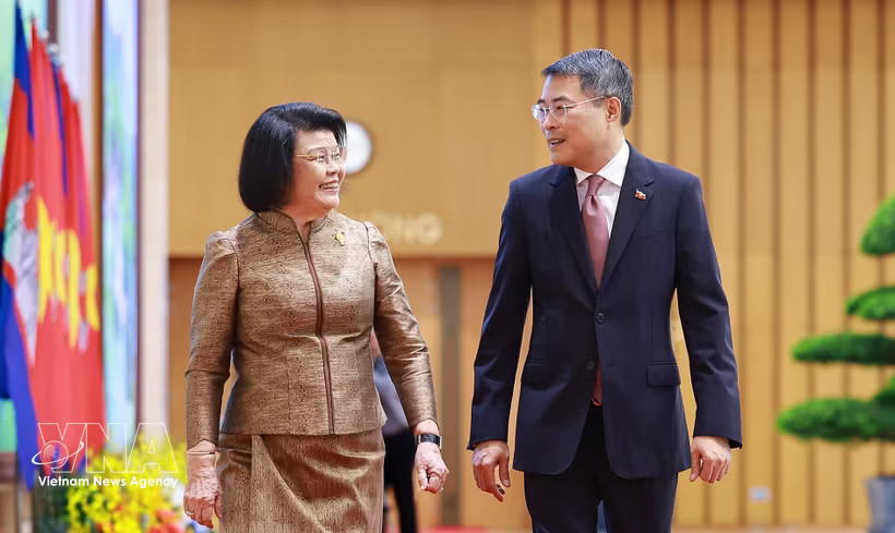 Prime Minister Le Minh Hung (right) and Cambodian National Assembly President Samdech Khuon Sudary. (Photo: VNA)