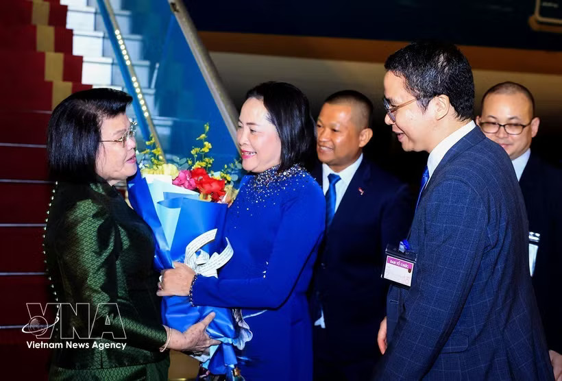 National Assembly Vice Chairwoman Nguyen Thi Thanh welcomes Cambodian National Assembly President Samdech Khuon Sudary at Noi Bai International Airport. Photo: VNA