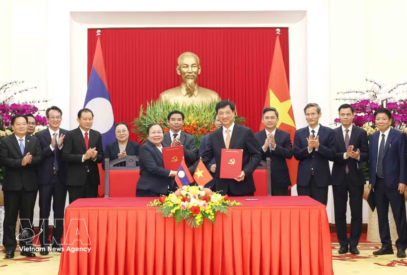 Politburo member, Secretary of the Communist Party of Vietnam (CPV) Central Committee and Chairman of its Organisation Commission Nguyen Duy Ngoc (R) and Politburo member, Secretary of the Lao People’s Revolutionary Party (LPRP) Central Committee and head of its Organisation Commission Sisay Leudetmounsone exchange the cooperation agreement for the 2026-2031 period. (Photo: VNA)