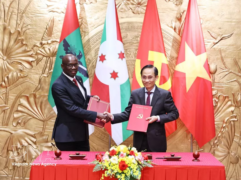 Politburo member, Minister of Foreign Affairs Le Hoai Trung (R) and Secretary General of Burundi’s National Council for the Defence of Democracy–Forces for the Defence of Democracy (CNDD-FDD) Révérien Ndikuriyo exchange the memorandum of understanding on cooperation between the two Parties. (Photo: VNA)